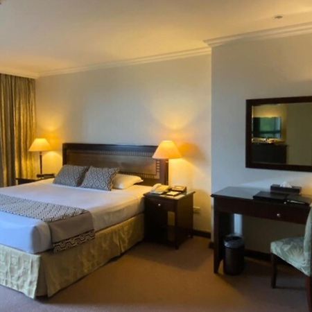 Herald Suites Solana Makati City Exterior photo