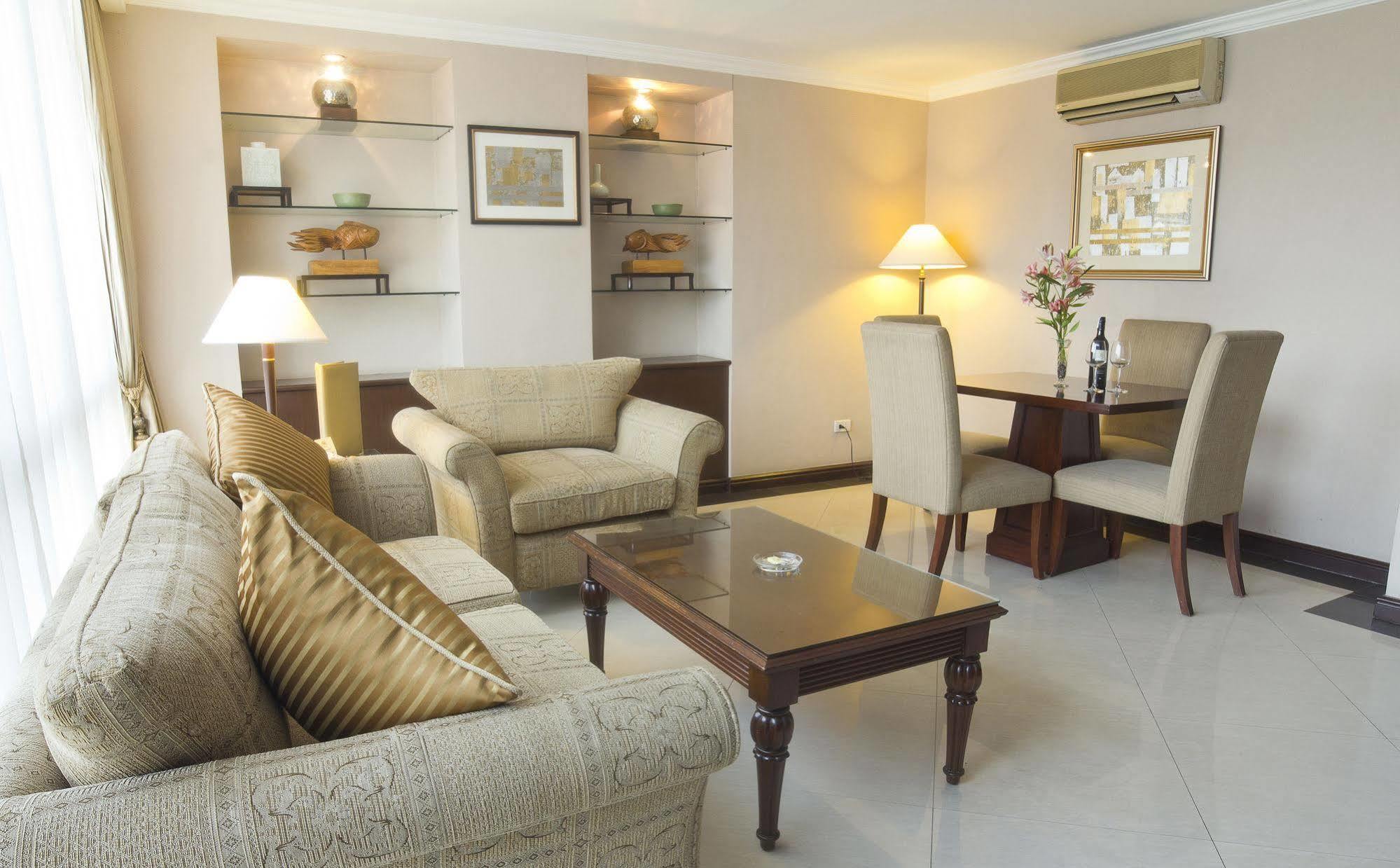 Herald Suites Solana Makati City Exterior photo