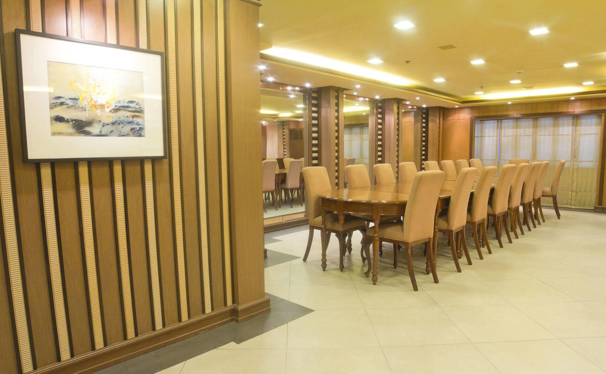 Herald Suites Solana Makati City Exterior photo