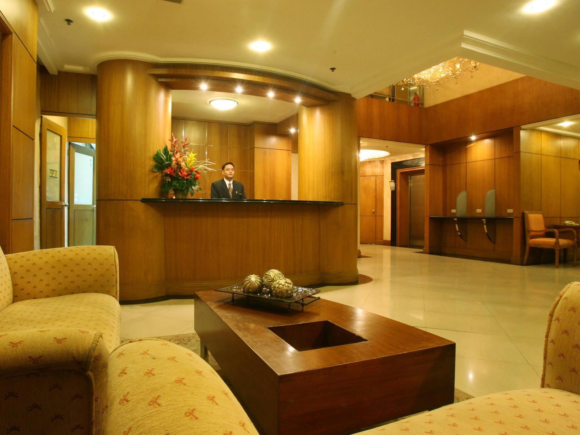Herald Suites Solana Makati City Exterior photo
